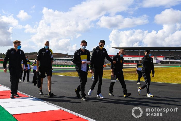 Esteban Ocon, Renault F1, camina por la pista con Guanyu Zhou, piloto de la Renault Sport Academy