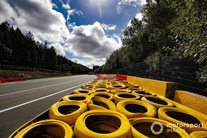 La barrera de neumáticos extendida en la parte superior del raidillon 