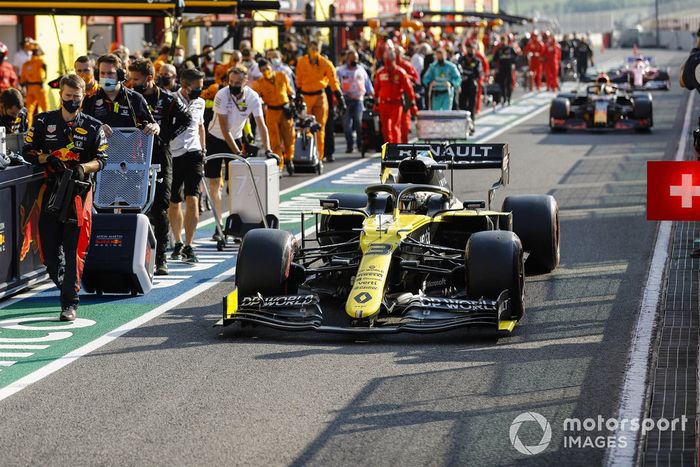 Daniel Ricciardo, Renault F1 Team R.S.20, Alex Albon, Red Bull Racing RB16, fuera de los pits para el reinicio