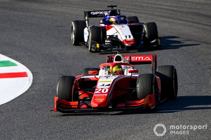 Mick Schumacher, Prema Racing, precede Louis Deletraz, Charouz Racing System