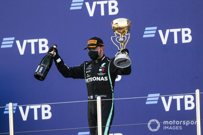 Podio: ganador Valtteri Bottas, Mercedes-AMG F1