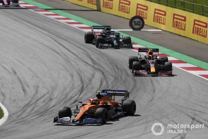 Lando Norris, McLaren MCL35, conduce Alex Albon, Red Bull Racing RB16, e Lewis Hamilton, Mercedes F1 W11 EQ Performance