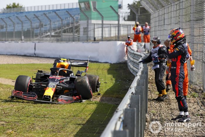 Alex Albon, Red Bull Racing RB16 después de chocar