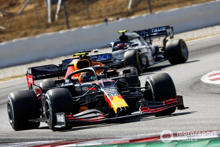 Alex Albon, Red Bull Racing RB16,Carlos Sainz Jr., McLaren MCL35, Pierre Gasly, AlphaTauri AT01