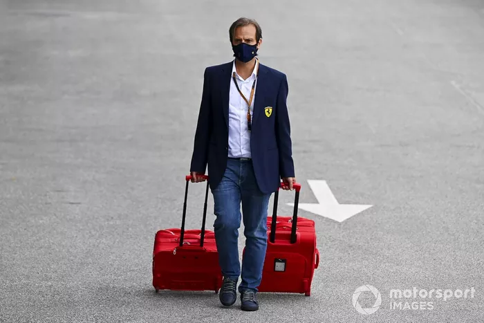 Un miembro del equipo Ferrari llega al circuito