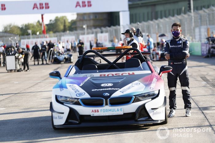 Bruno Correia con el auto de seguridad BMW i8 