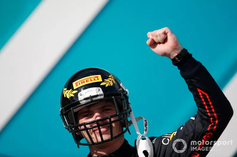 Podio: ganador Max Verstappen, Red Bull Racing con un casco de la NFL