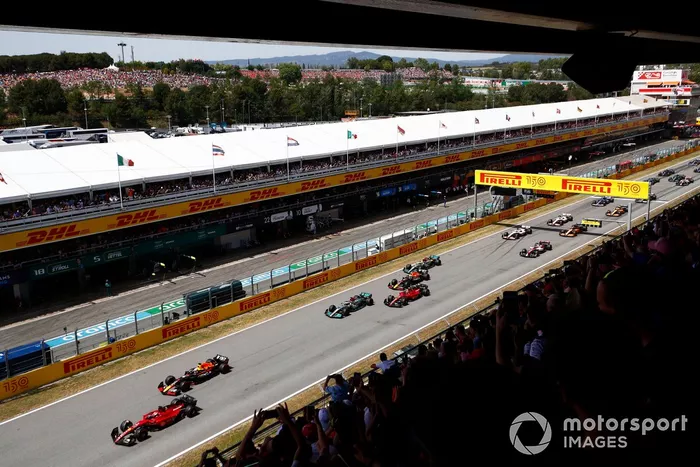 Charles Leclerc, Ferrari F1-75, Max Verstappen, Red Bull Racing RB18, George Russell, Mercedes W13, Carlos Sainz, Ferrari F1-75, Sergio Pérez, Red Bull Racing RB18, el resto en la salida 