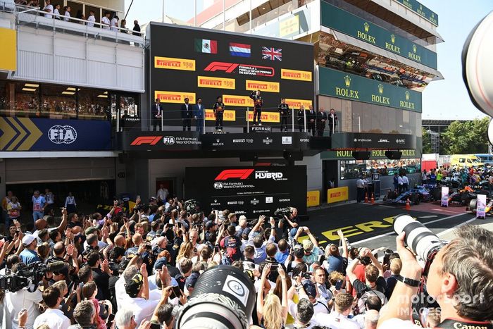 Podio: segundo lugar Sergio Pérez, Red Bull Racing, ganador Max Verstappen, Red Bull Racing, tercer lugar George Russell, Mercedes-AMG