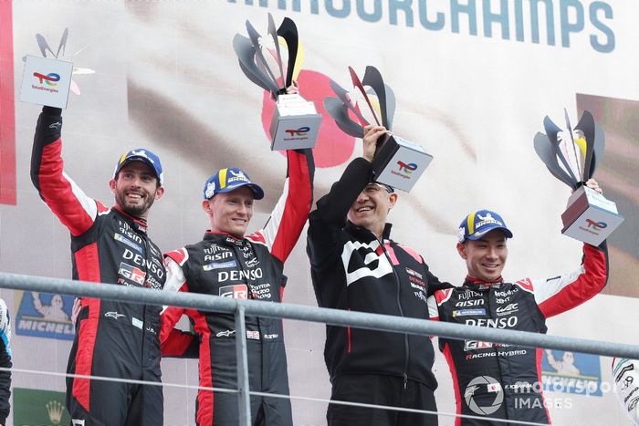 Ganadores de la carrera #7 Toyota Gazoo Racing Toyota GR010 Hybrid Hypercar de Mike Conway, Kamui Kobayashi, José María López