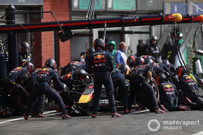 Max Verstappen, Red Bull Racing RB18, en pits