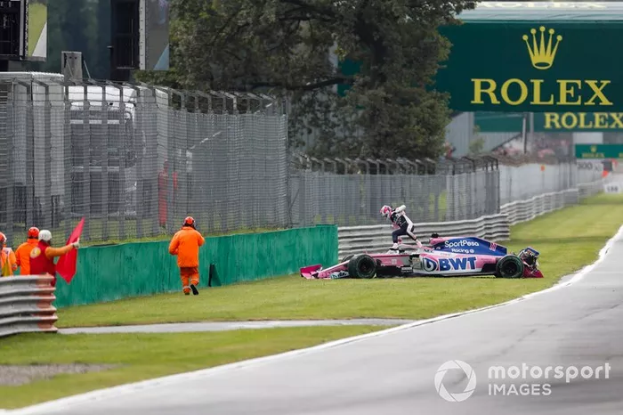 Sergio Perez, Racing Point RP19 esce dall'auto dopo un incidente in FP1
