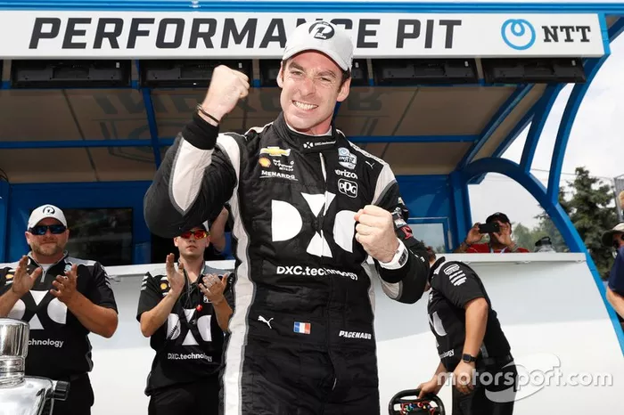 Il vincitore del pole Award Simon Pagenaud, Team Penske Chevrolet