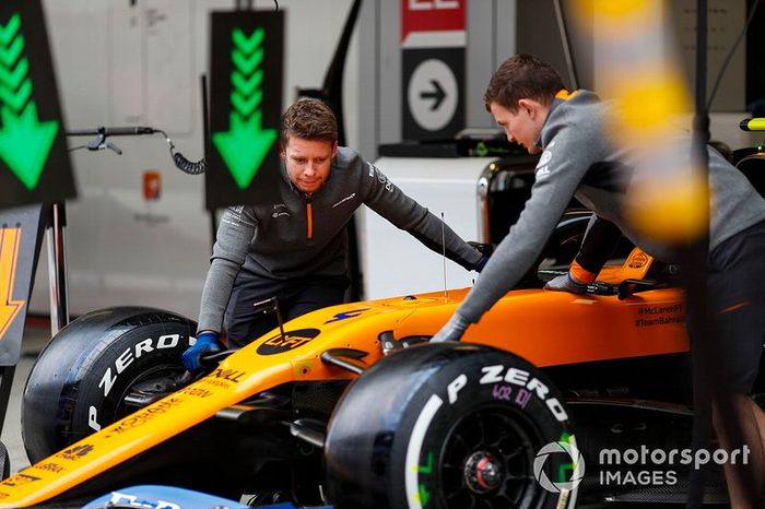 Los mecánicos de McLaren llevan el coche de Lando Norris McLaren MCL34 