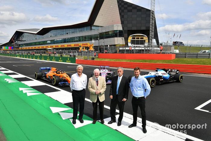 John Grant, presidente del BRDC, Chase Carey, presidente de la Formula 1 y Stuart Pringle, director general de Silverstone con el McLaren MCL34, Racing Point RP19 y Williams Racing FW42