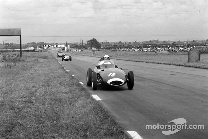 Stirling Moss, Vanwall; Tony Brooks, Vanwall e Jean Behra, Maserati