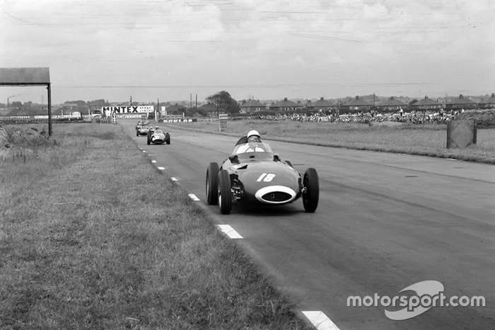 Stirling Moss, Vanwall; Tony Brooks, Vanwall e Jean Behra, Maserati