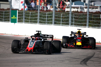 Romain Grosjean, Haas F1 Team VF-18, voor Daniel Ricciardo, Red Bull Racing RB14