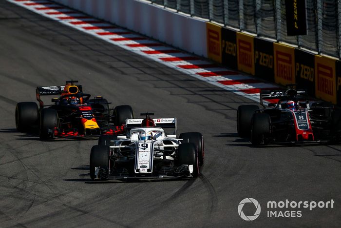 Marcus Ericsson, Sauber C37, Romain Grosjean, Haas F1 Team VF-18 y Daniel Ricciardo, Red Bull Racing RB14
