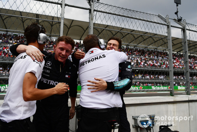 El equipo Mercedes-AMG F1 celebra el título de Lewis Hamilton
