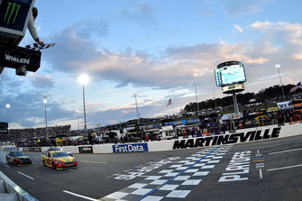 Joey Logano, Team Penske, Ford Fusion Shell Pennzoil leads