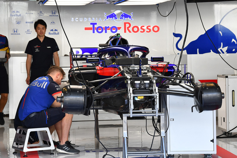 Toro Rosso STR13 в боксах