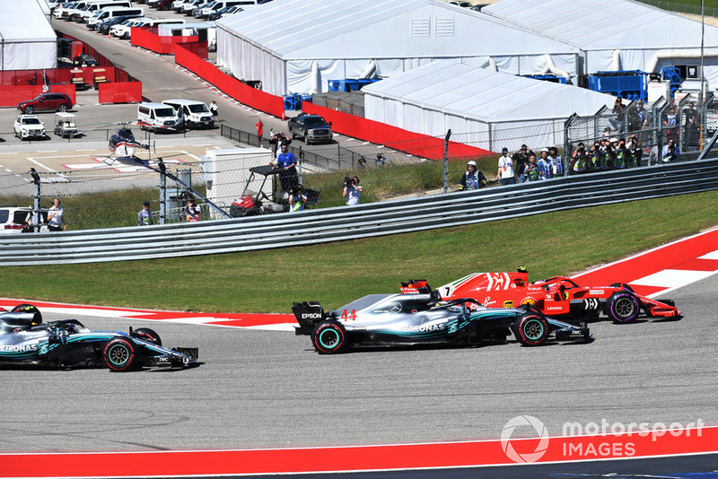Kimi Raikkonen, Ferrari SF71H and Lewis Hamilton, Mercedes-AMG F1 W09 EQ Power+ battle at the start of the race