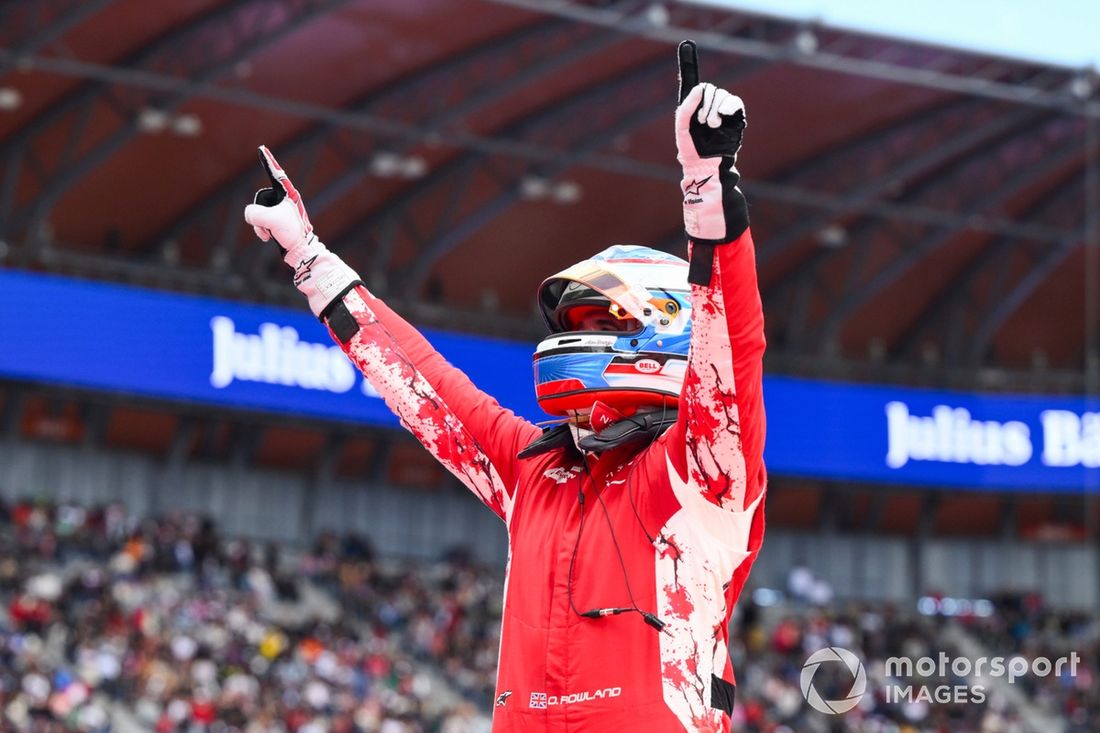 El ganador de la carrera, Oliver Rowland, del equipo Nissan de Fórmula E, lo celebra en el parque cerrado.