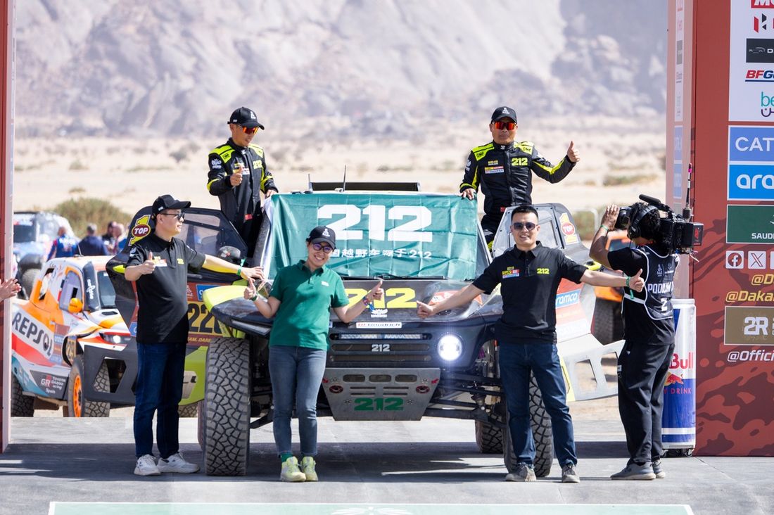 #220 Equipo Hanwei Motorsport Red-Lined: Wei Han, Li Ma