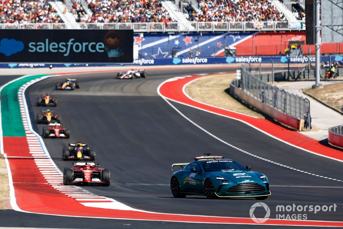 El coche de seguridad Charles Leclerc, Ferrari SF-24, Max Verstappen, Red Bull Racing RB20, Carlos Sainz, Ferrari SF-24, el resto del campo.