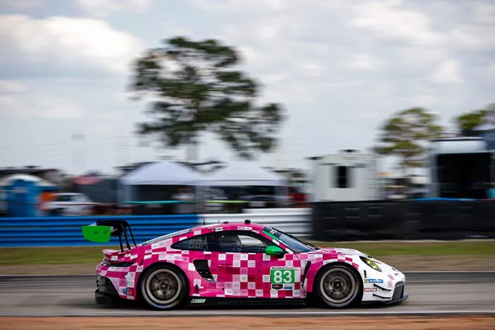 #83 Iron Dames Porsche 911 GT3 R (992): Sarah Bovy, Rahel Frey, Michelle Gatting