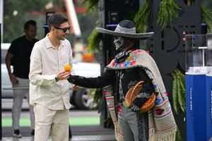 Esteban Ocon, Alpine F1 Team, recibe una caléndula mexicana