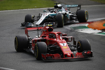 Kimi Raikkonen, Ferrari SF71H devant Lewis Hamilton, Mercedes AMG F1 W09