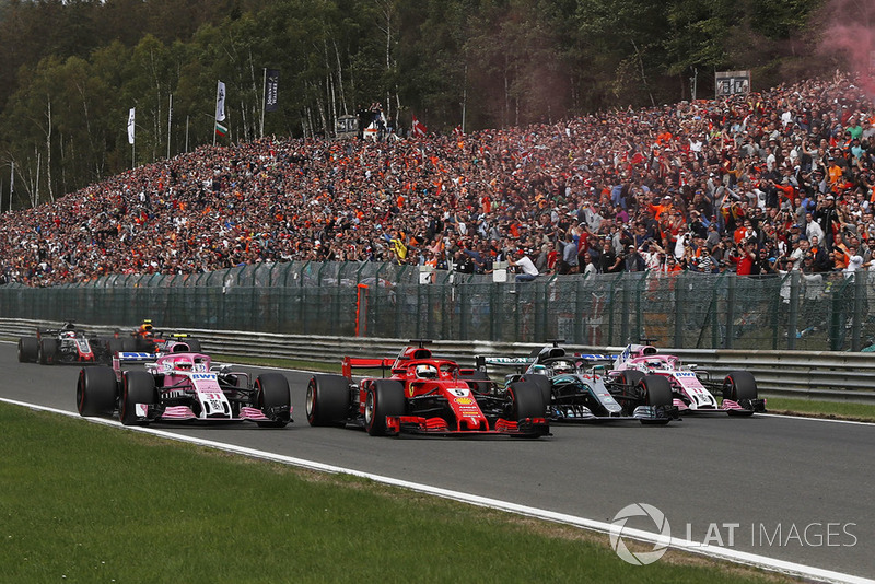Esteban Ocon, Racing Point Force India VJM11, Sebastian Vettel, Ferrari SF71H, Lewis Hamilton, Mercedes AMG F1 W09 e Sergio Perez, Racing Point Force India VJM11, al primo giro