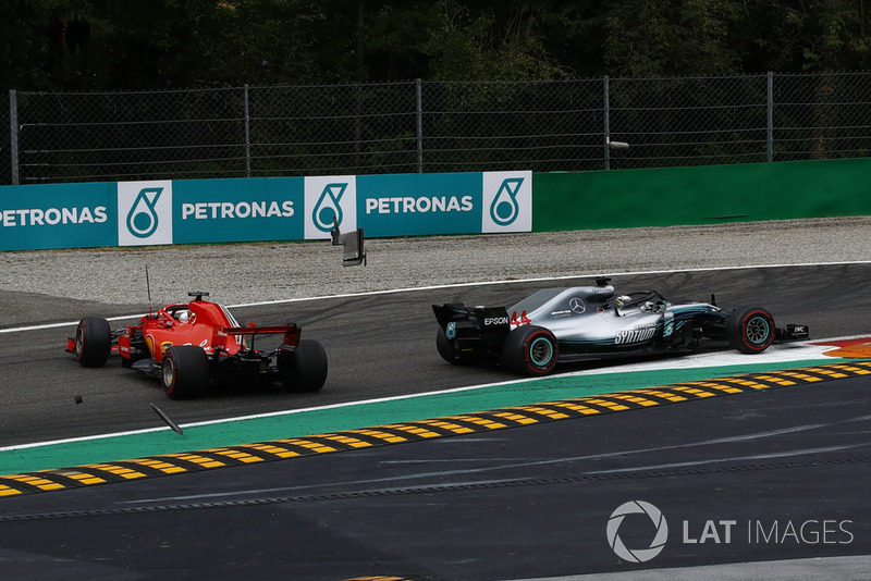 Vettel en Hamilton raken elkaar in de eerste ronde