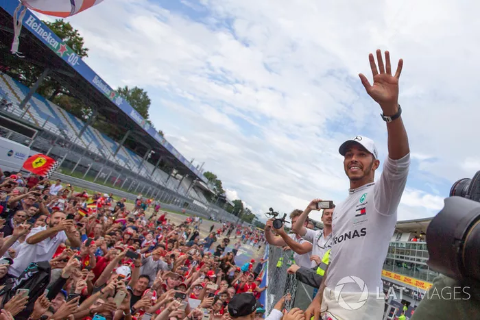 El ganador de la carrera Lewis Hamilton, Mercedes AMG F1, celebra con aficionados