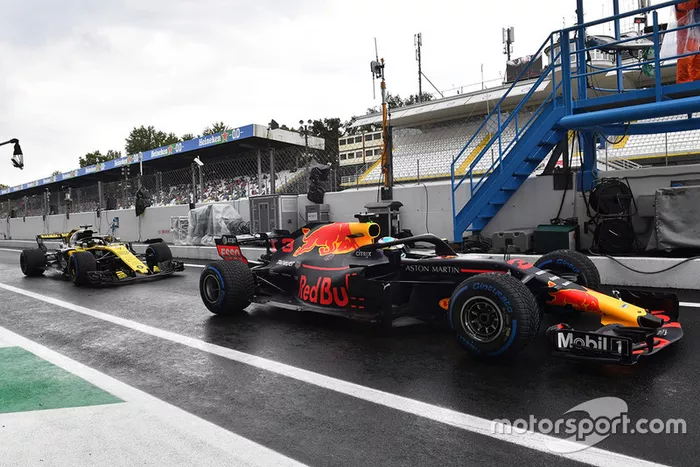 Daniel Ricciardo, Red Bull Racing RB14 in the pitlane