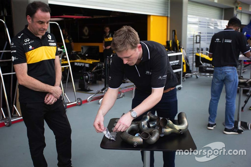 Test con uno scarico per i partecipanti alla Infiniti Engineering Academy