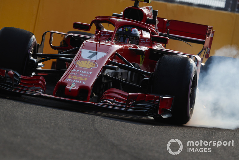 Kimi Raikkonen, Ferrari SF71H, bloque une roue avant