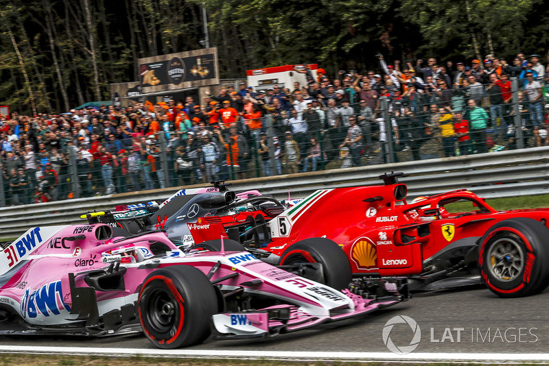 Esteban Ocon, Racing Point Force India VJM11, Sebastian Vettel, Ferrari SF71H, Lewis Hamilton, Mercedes AMG F1 W09 enn Sergio Perez, Racing Point Force India VJM11 battle