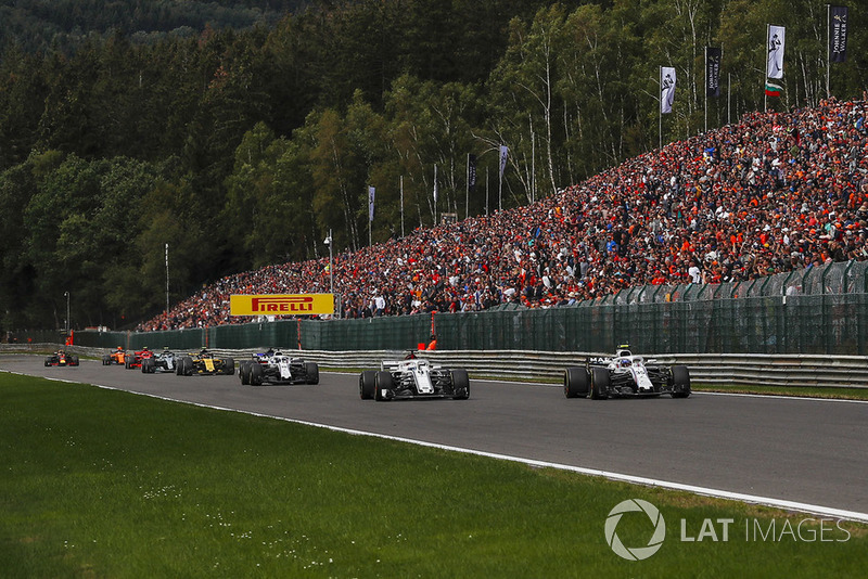 Marcus Ericsson, Sauber C37 i Siergiej Sirotkin, Williams FW41, walka na torze