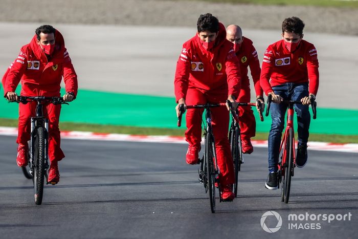 Charles Leclerc, Ferrari, recorre la pista en bici