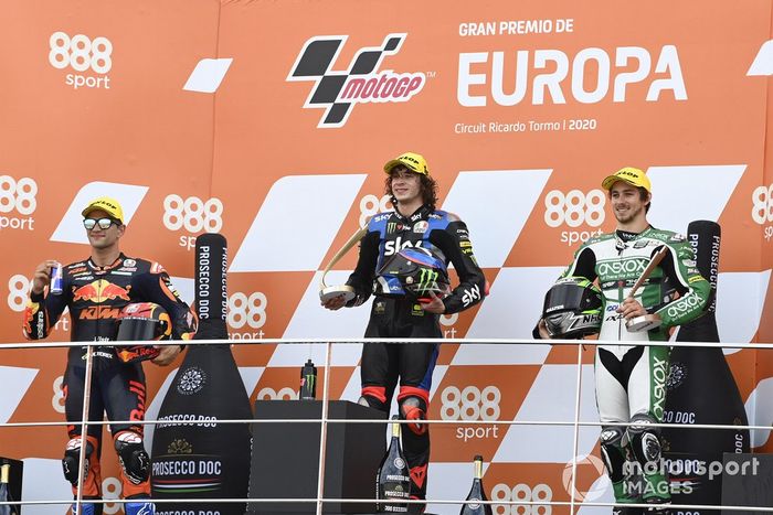 El ganador de la carrera Marco Bezzecchi, Sky Racing Team VR46, segundo lugar Jorge Martin, Red Bull KTM Ajo, tercer lugar Remy Gardner, SAG Racing Team