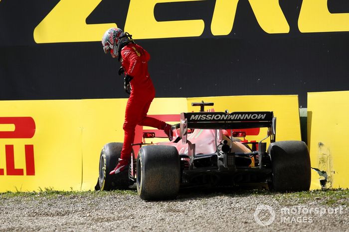 Charles Leclerc, Ferrari SF21, choca contra el muro