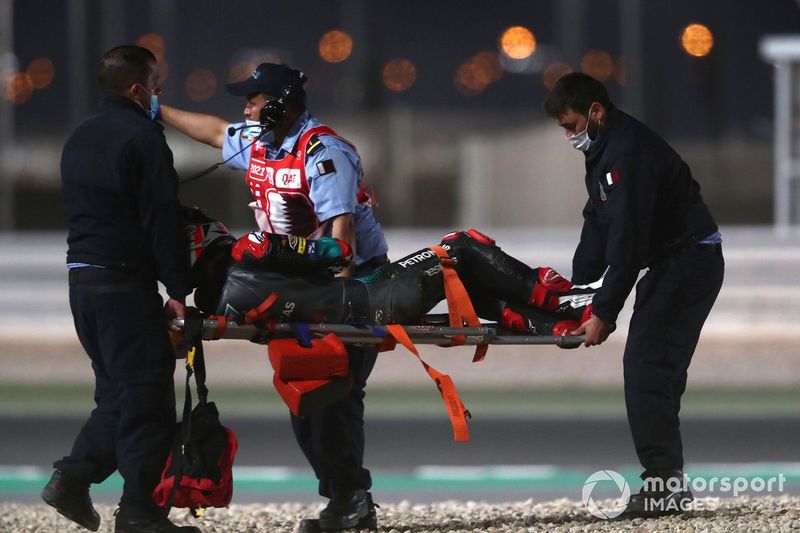 Jake Dixon, Petronas Sprinta Racing es sacado en camilla después de su caída