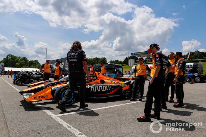Patricio O'Ward, Arrow McLaren SP Chevrolet, Felix Rosenqvist, Arrow McLaren SP Chevrolet equipos esperan para pasar por la revisión técnica