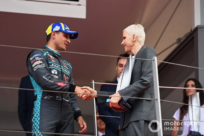 Podio: Mitch Evans, Jaguar Racing, 2ª posición, recibe su trofeo de manos de la Princesa Charlene de Mónaco