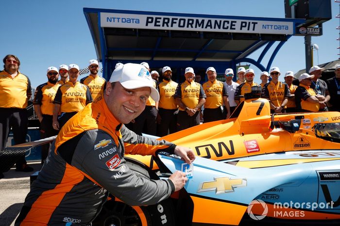 Ganador de la pole Felix Rosenqvist, Arrow McLaren SP Chevrolet