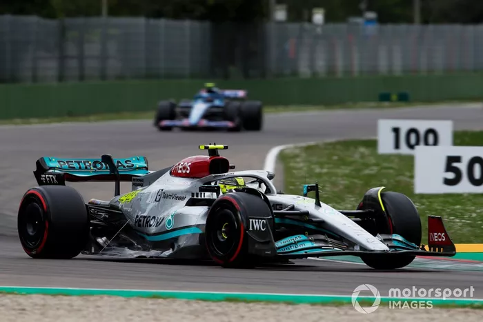 Lewis Hamilton, Mercedes W13, Esteban Ocon, Alpine A522