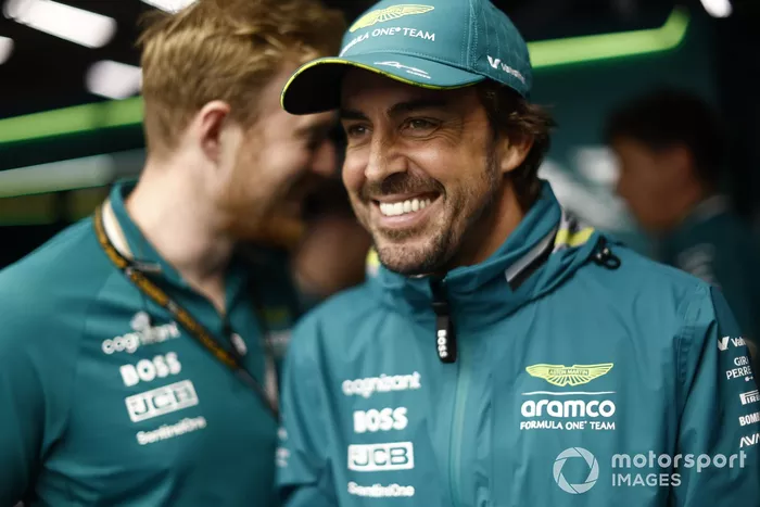 Fernando Alonso, Aston Martin F1 Team, con un ingeniero